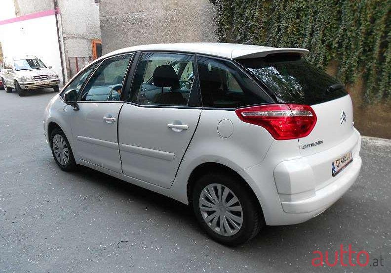 2010' Citroen C4+Picasso photo #1