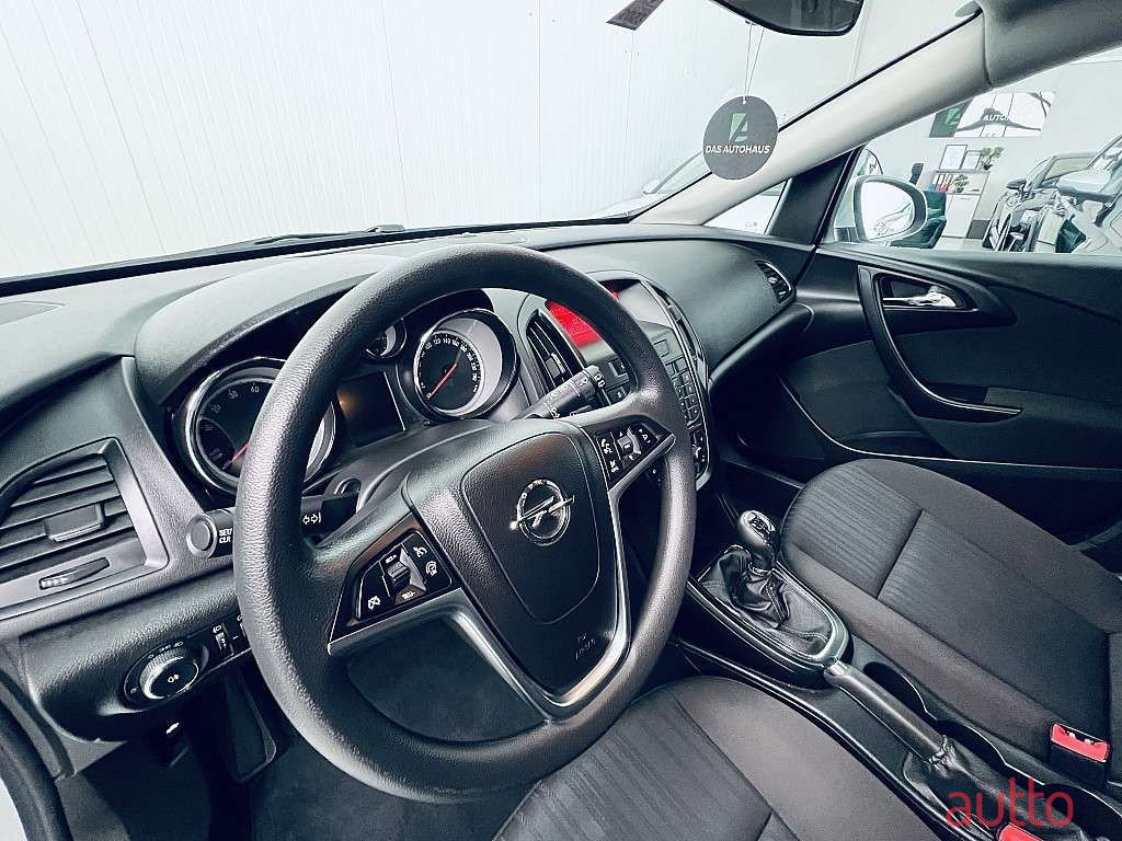 2013' Opel Astra photo #4