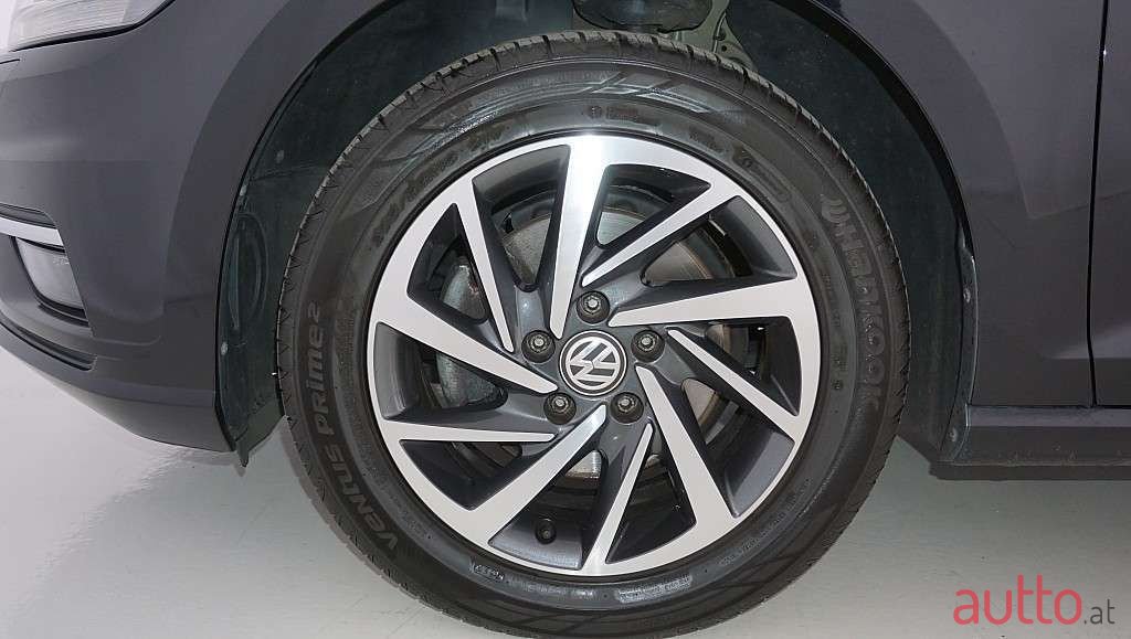 2017' Volkswagen Golf photo #4