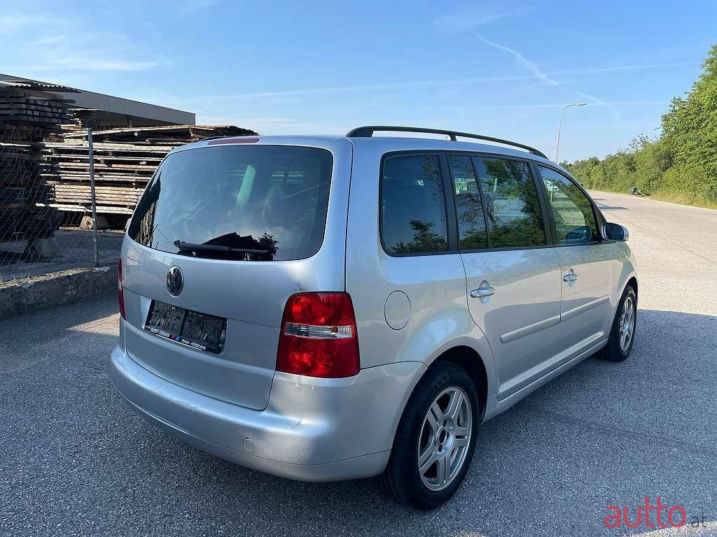 2005' Volkswagen Touran photo #4