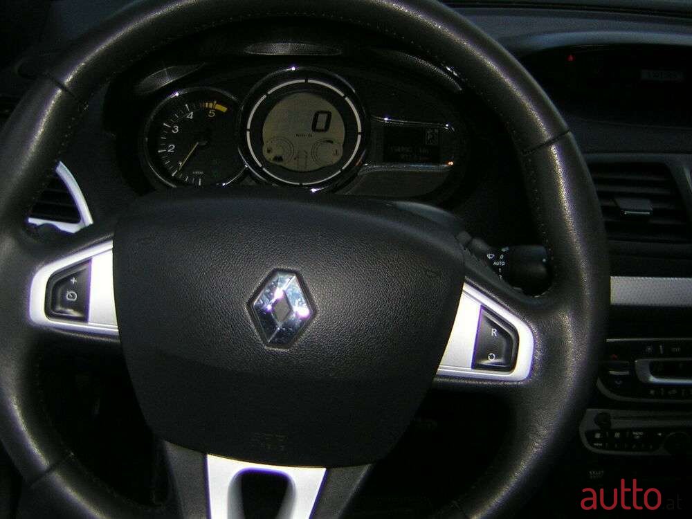 2011' Renault Megane photo #2