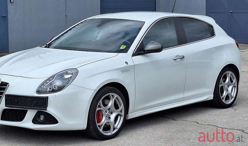 2011' Alfa Romeo Giulietta photo #2