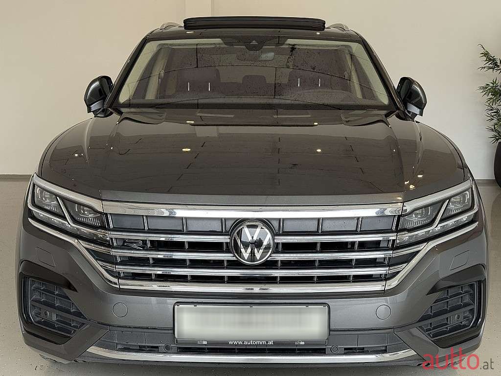 2022' Volkswagen Touareg photo #3
