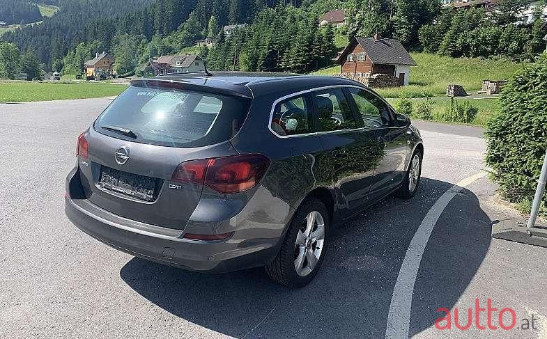 2012' Opel Astra photo #3