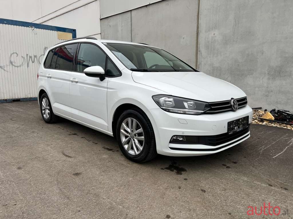 2019' Volkswagen Touran photo #1