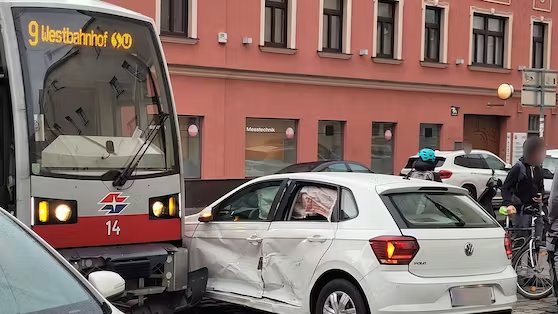 Stopptafel ignoriert – VW kracht in Wiener Straßenbahn
