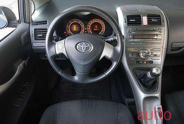 2008' Toyota Auris photo #2