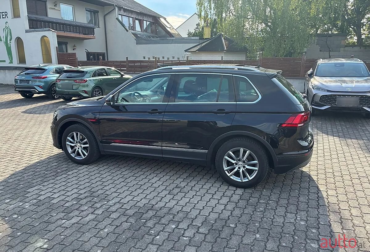 2019' Volkswagen Tiguan photo #5