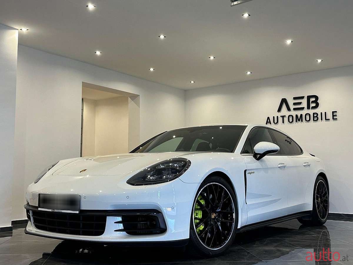 2017' Porsche Panamera photo #2