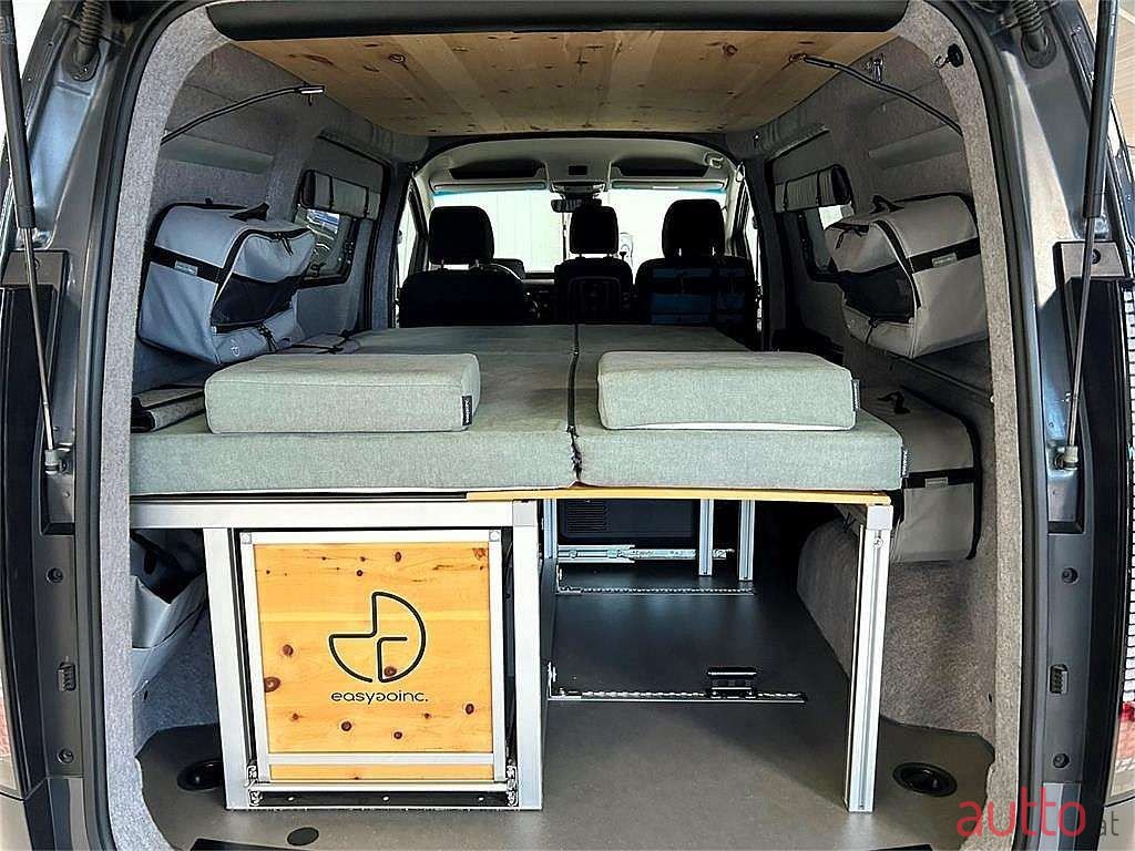 2022' Hyundai Staria photo #2