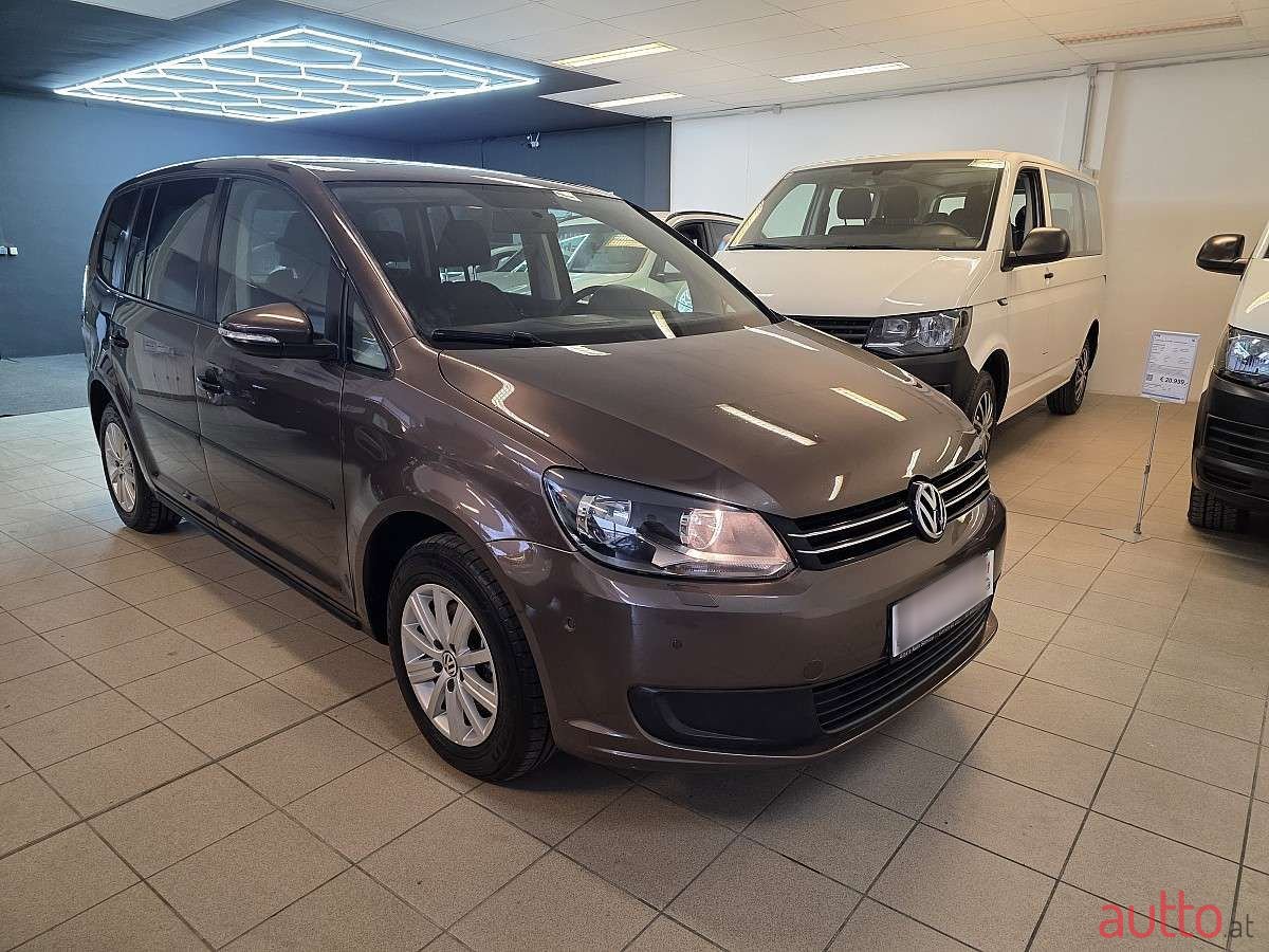 2011' Volkswagen Touran photo #5