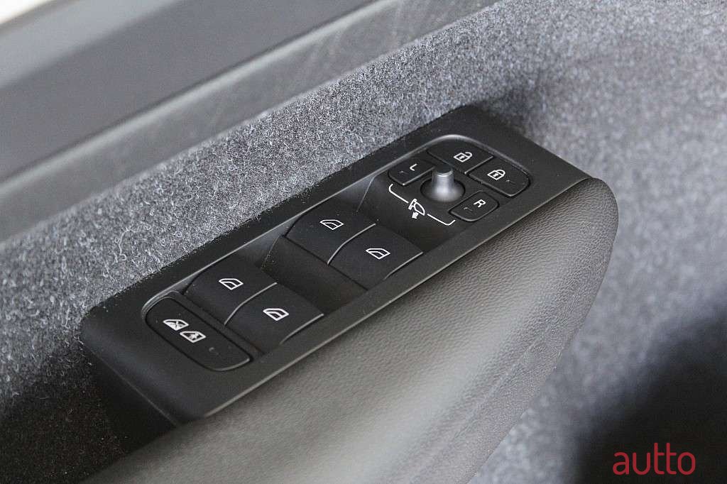 2020' Volvo Xc40 photo #4