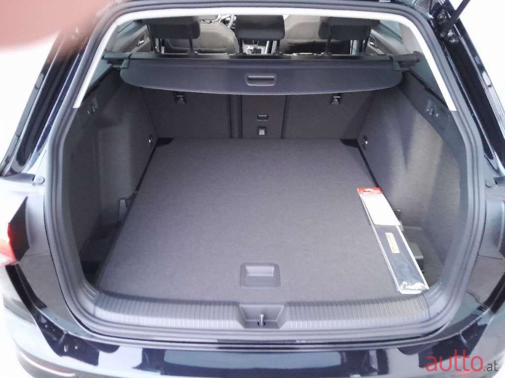 2023' Volkswagen Golf photo #6