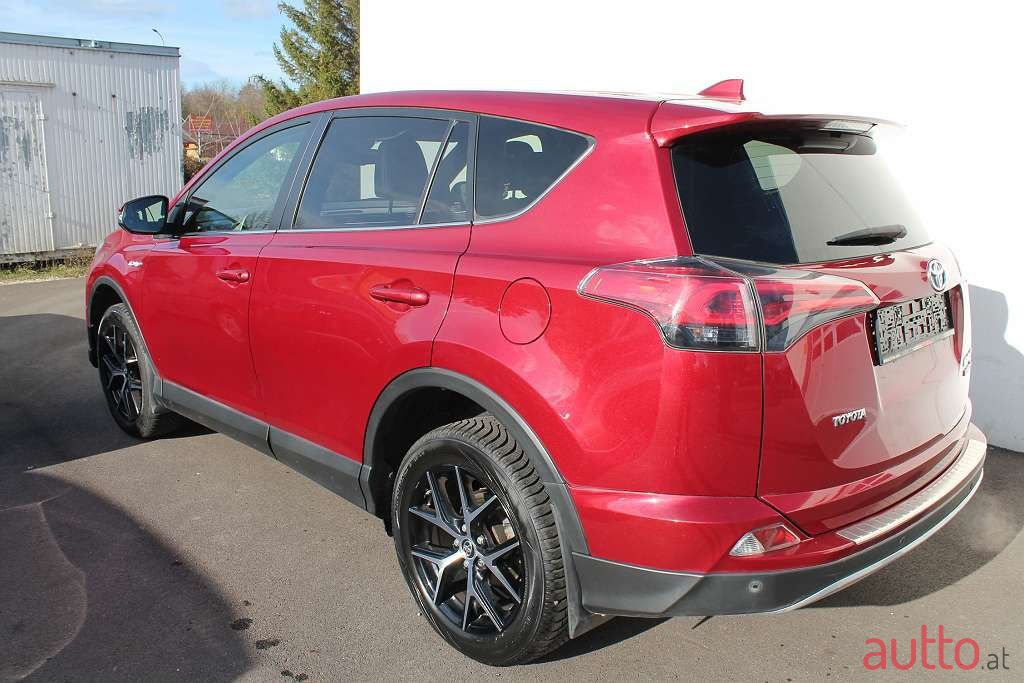 2018' Toyota RAV4 photo #2