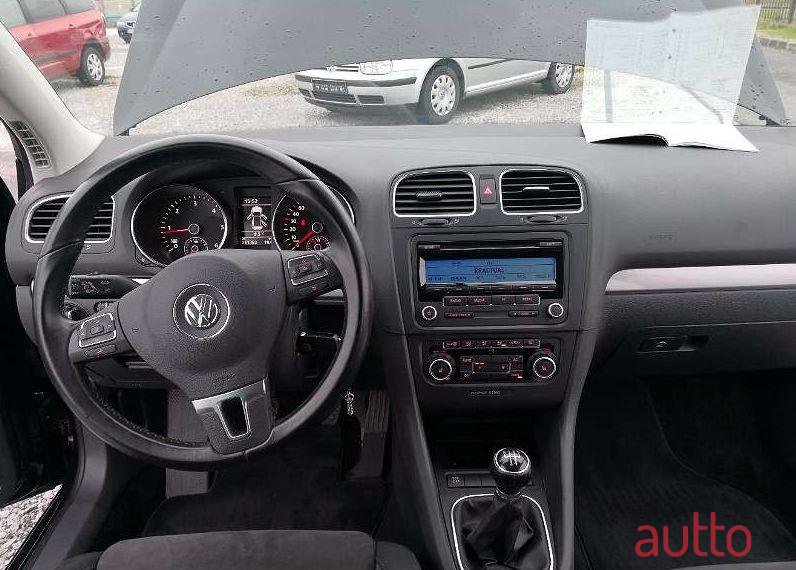 2009' Volkswagen Golf photo #2