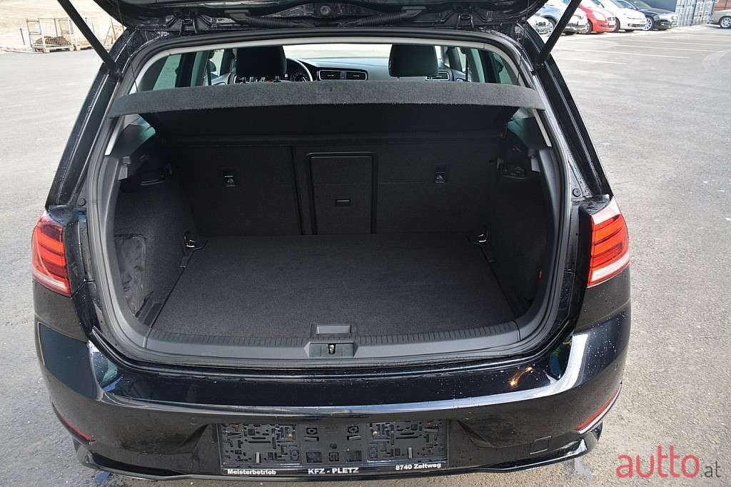 2019' Volkswagen Golf photo #6