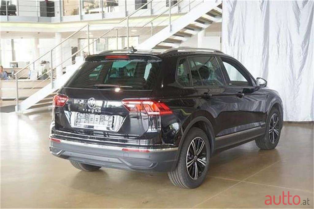2021' Volkswagen Tiguan photo #3