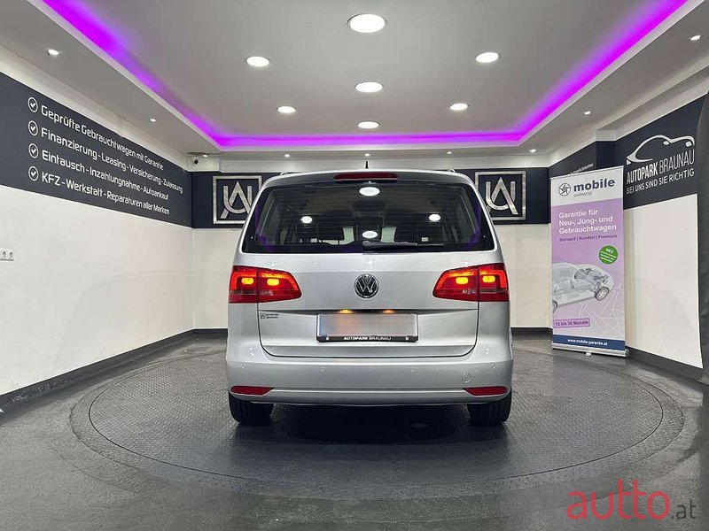 2012' Volkswagen Touran photo #5