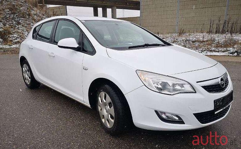 2012' Opel Astra photo #3