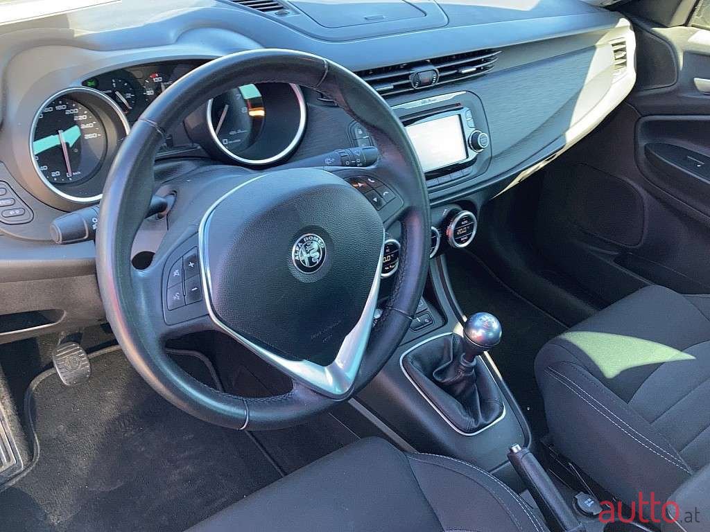2017' Alfa Romeo Giulietta photo #6