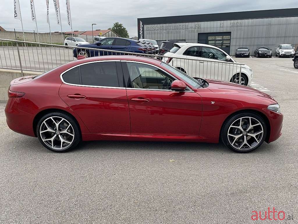 2022' Alfa Romeo Giulia photo #4