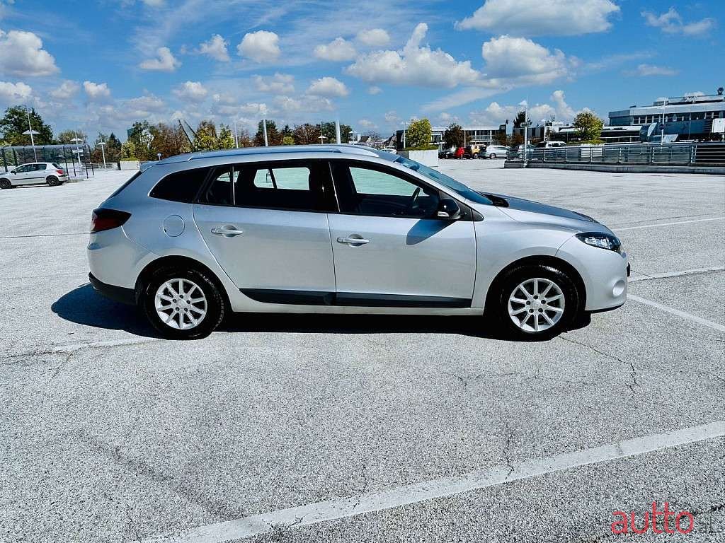 2011' Renault Megane photo #4
