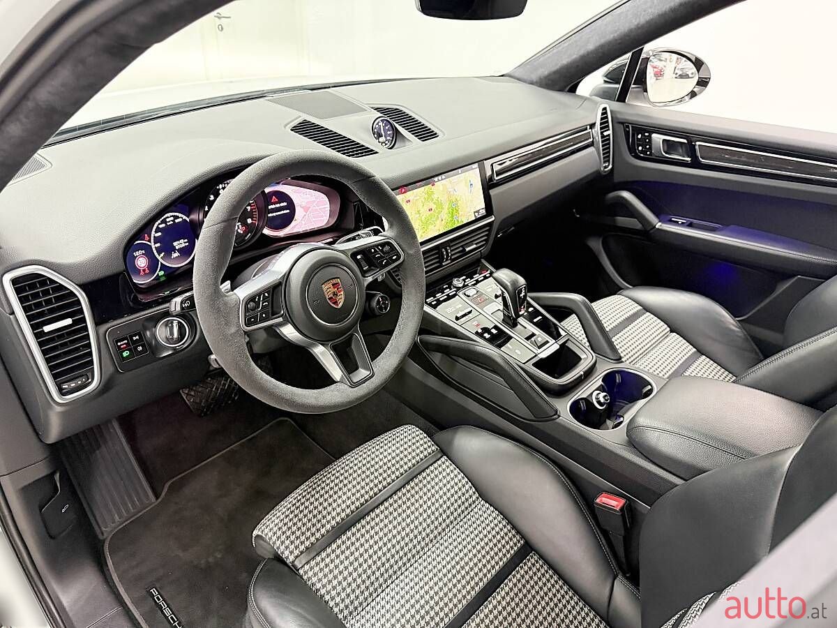 2020' Porsche Cayenne photo #3