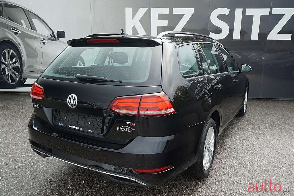 2017' Volkswagen Golf photo #3