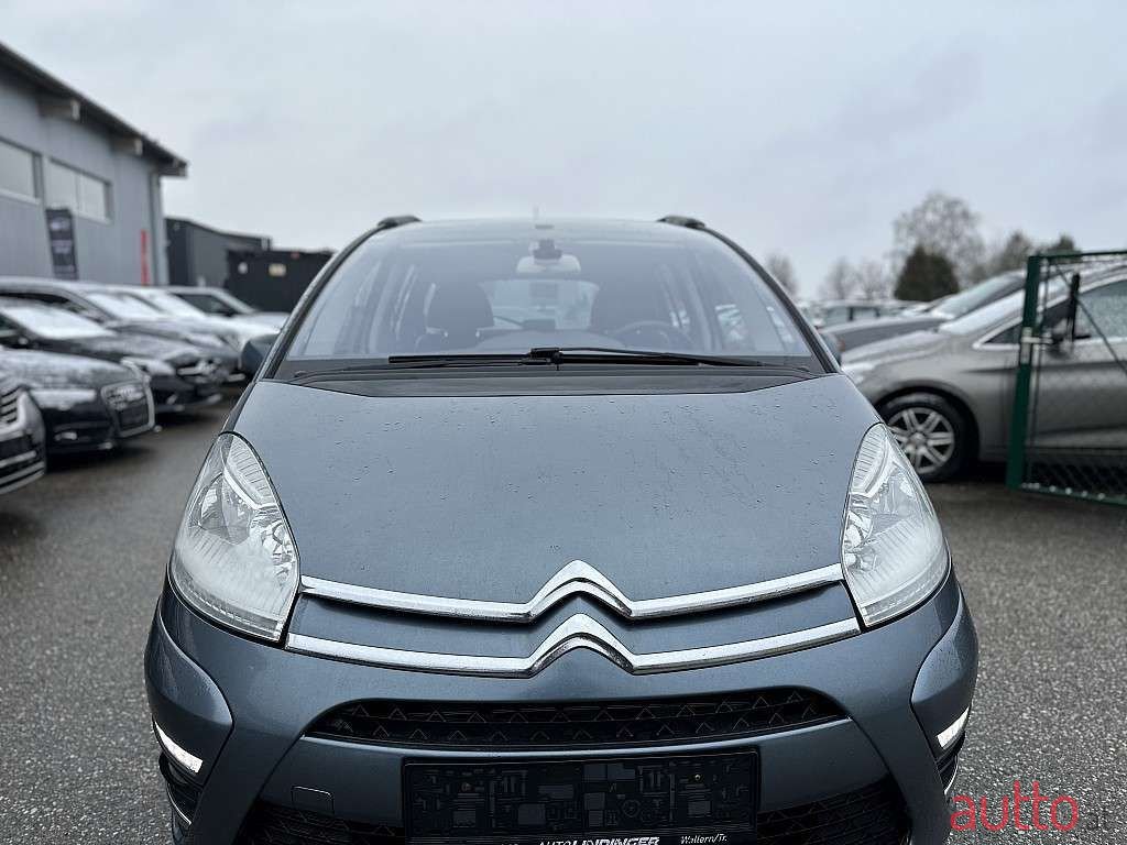 2011' Citroen C4 Picasso photo #3