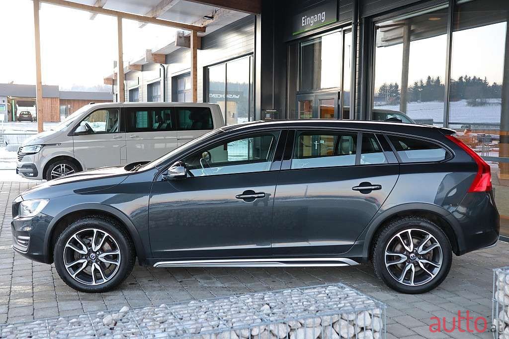 2017' Volvo V60 photo #2