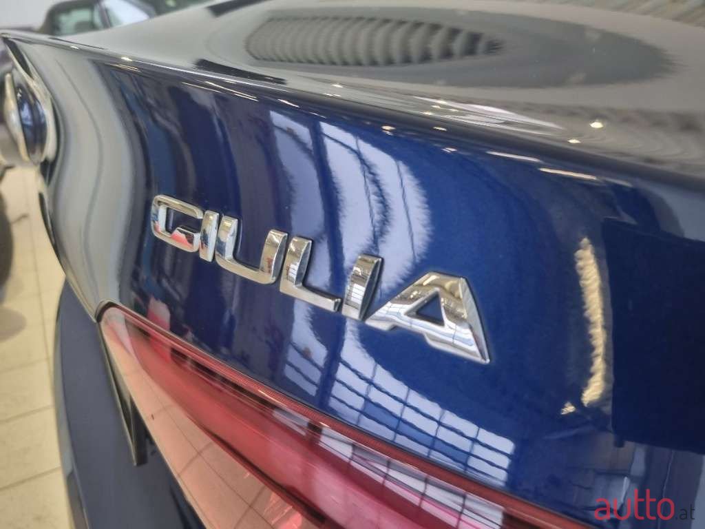 2017' Alfa Romeo Giulia photo #6