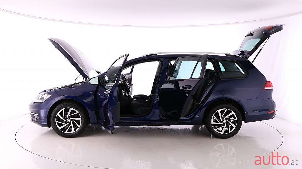 2018' Volkswagen Golf photo #2