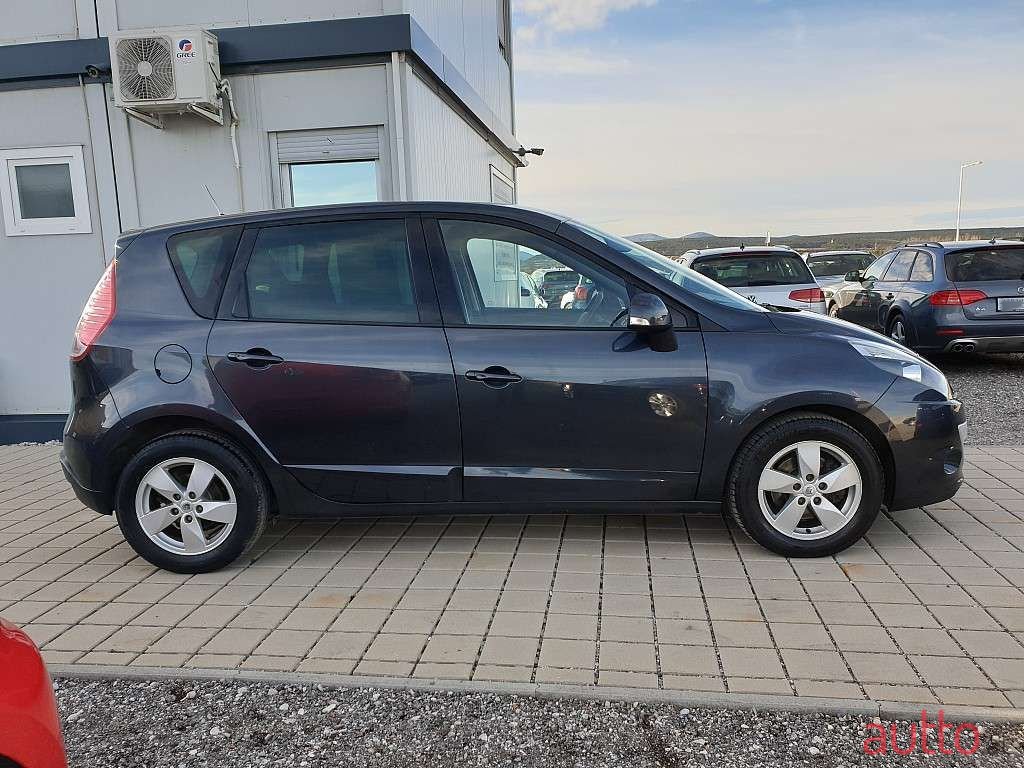 2009' Renault Megane photo #4