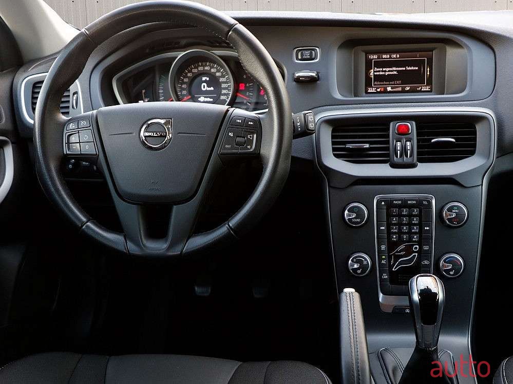 2018' Volvo V40 photo #4