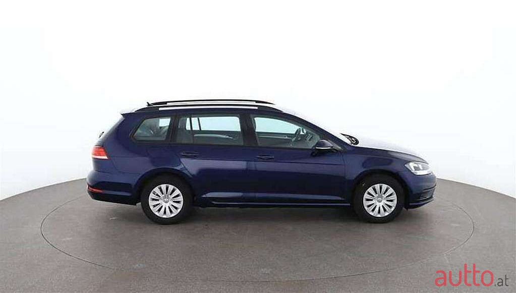 2019' Volkswagen Golf photo #2