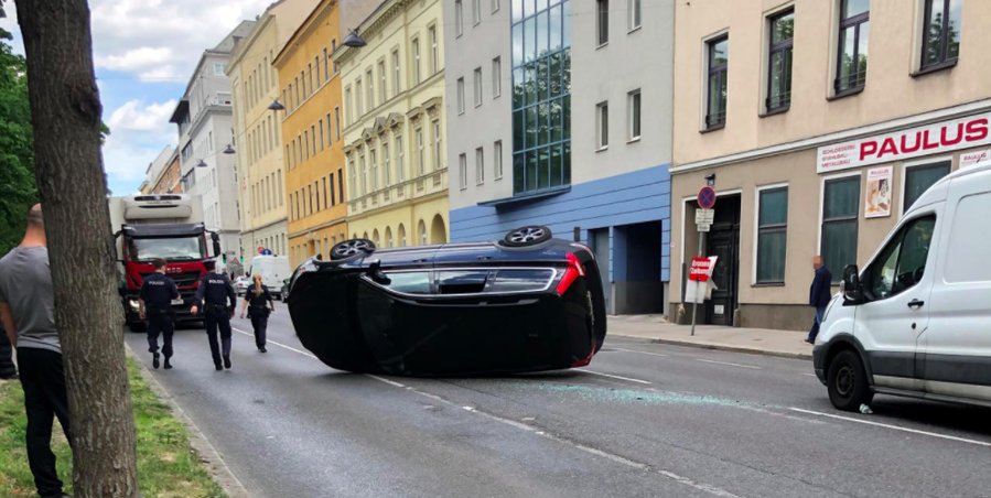 Volvo-Lenker fährt Taxi auf und landet am Dach