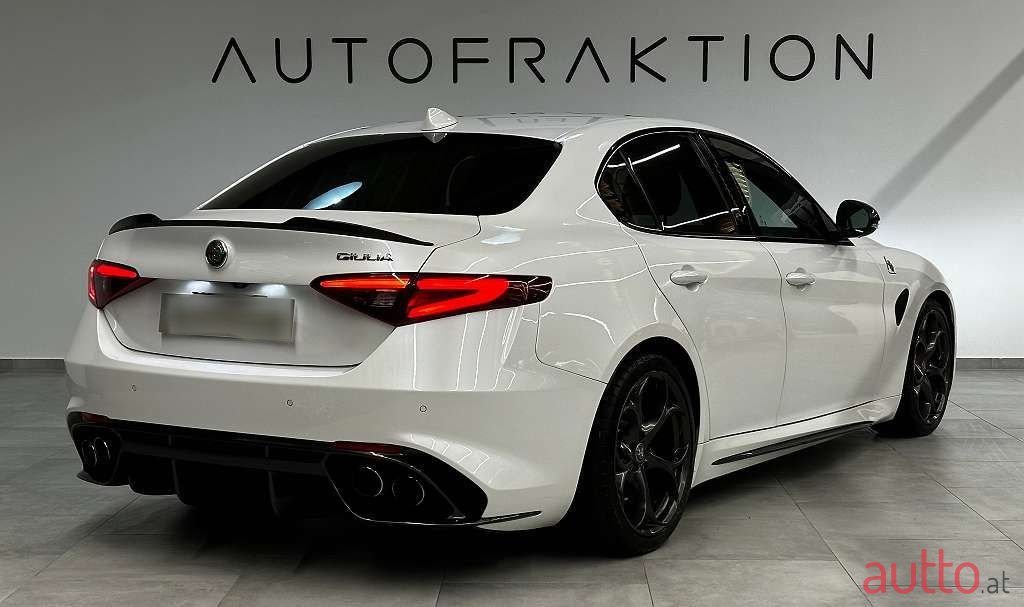 2017' Alfa Romeo Giulia photo #4