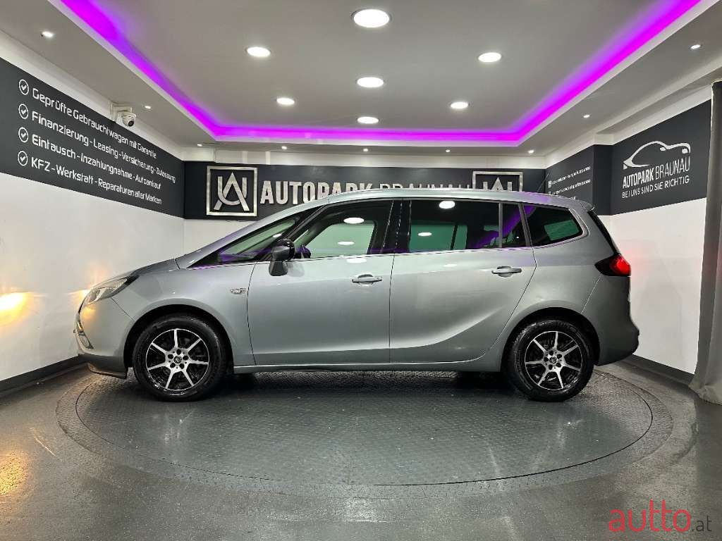 2012' Opel Zafira photo #3