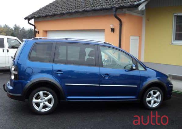 2008' Volkswagen Touran photo #1