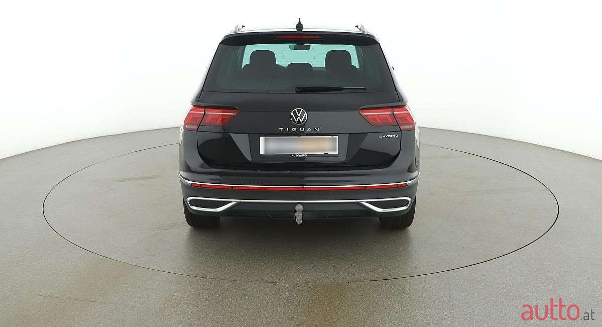 2021' Volkswagen Tiguan photo #4