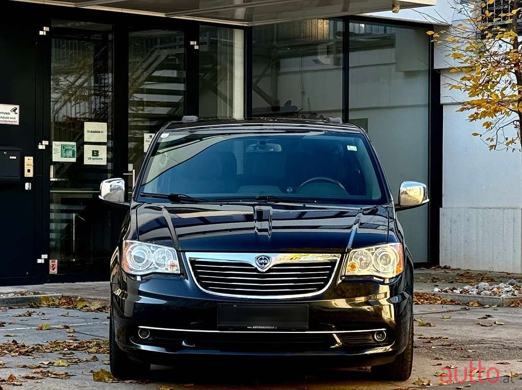 2013' Lancia Voyager photo #3