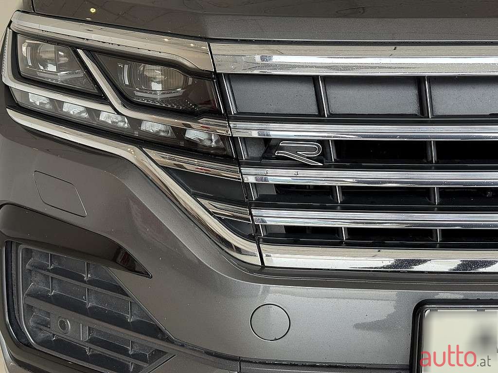 2022' Volkswagen Touareg photo #4