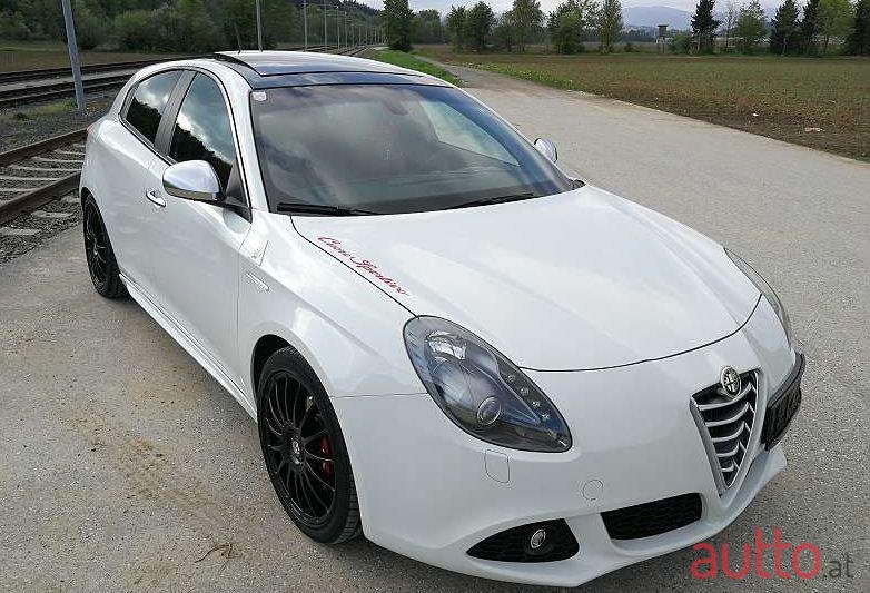 2011' Alfa Romeo Giulietta photo #5