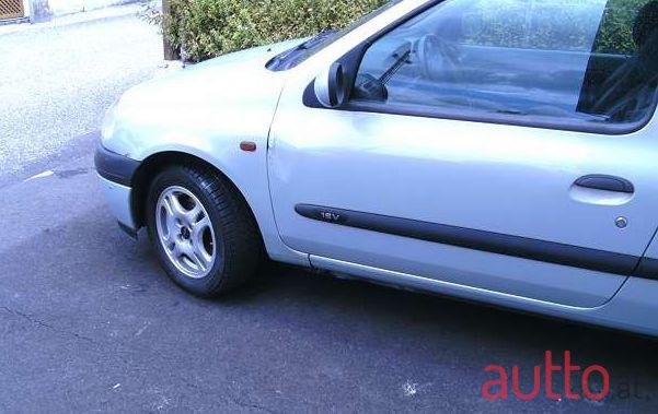 2000' Renault Clio photo #2