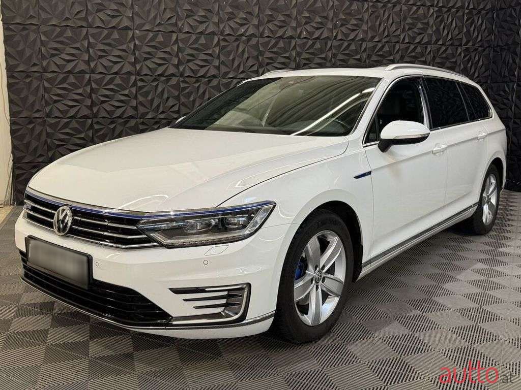2017' Volkswagen Passat photo #2