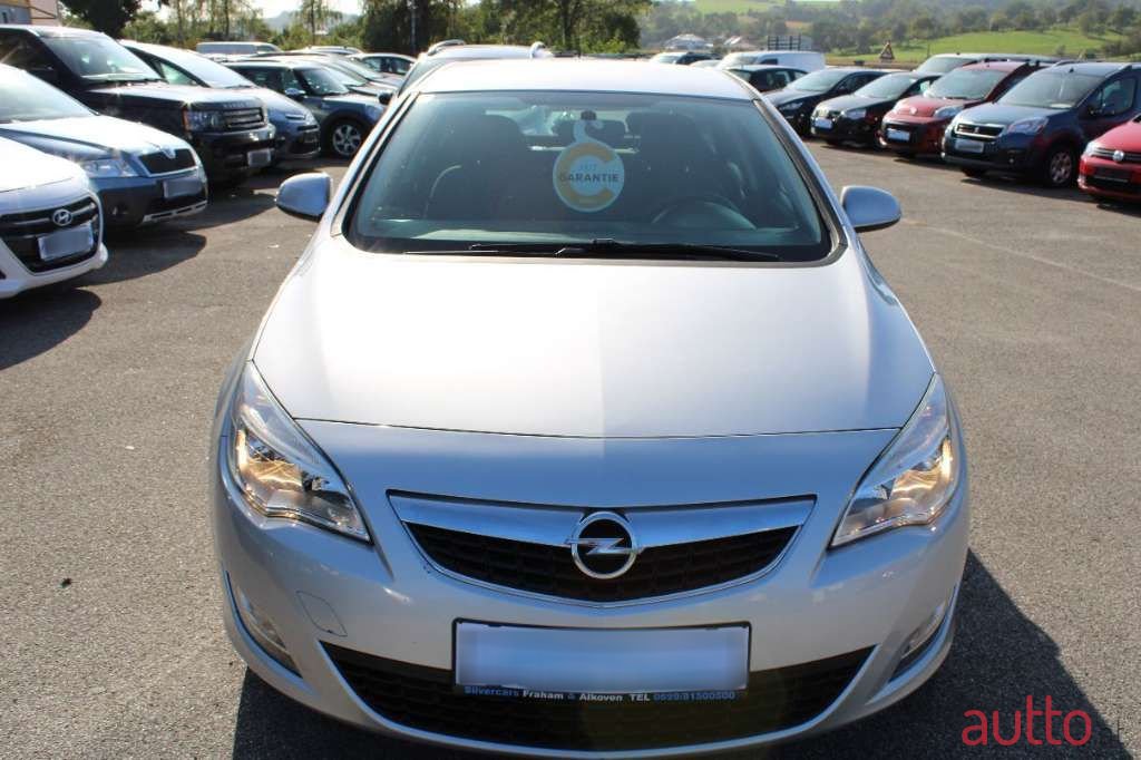 2013' Opel Astra photo #2