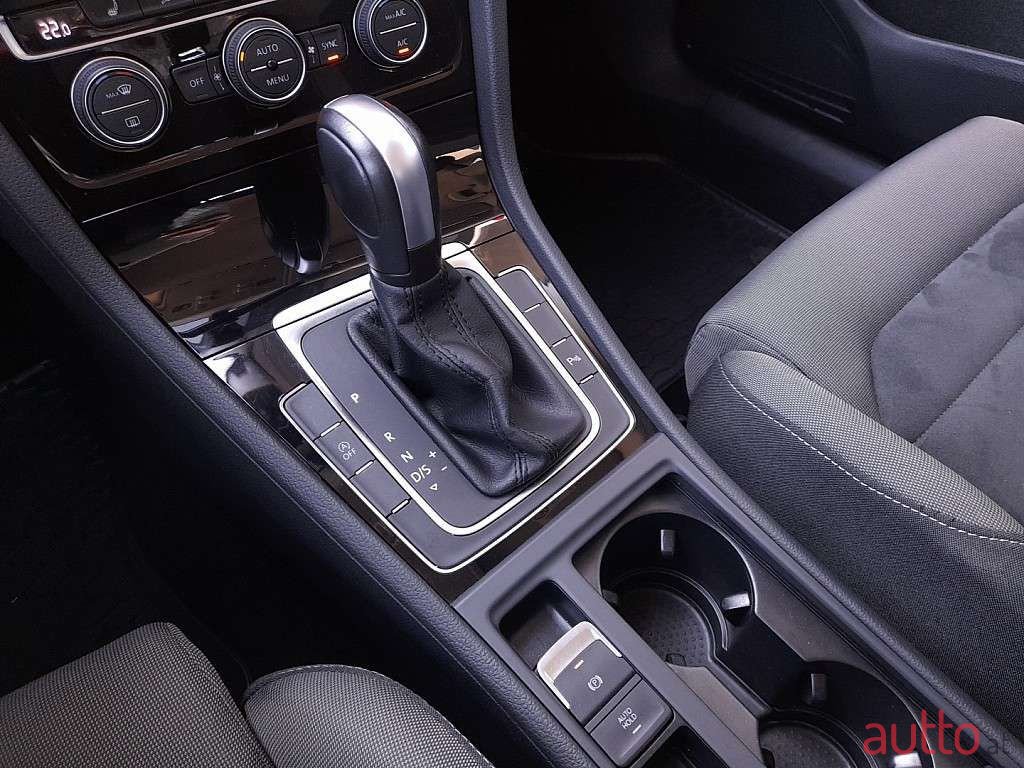 2019' Volkswagen Golf photo #5