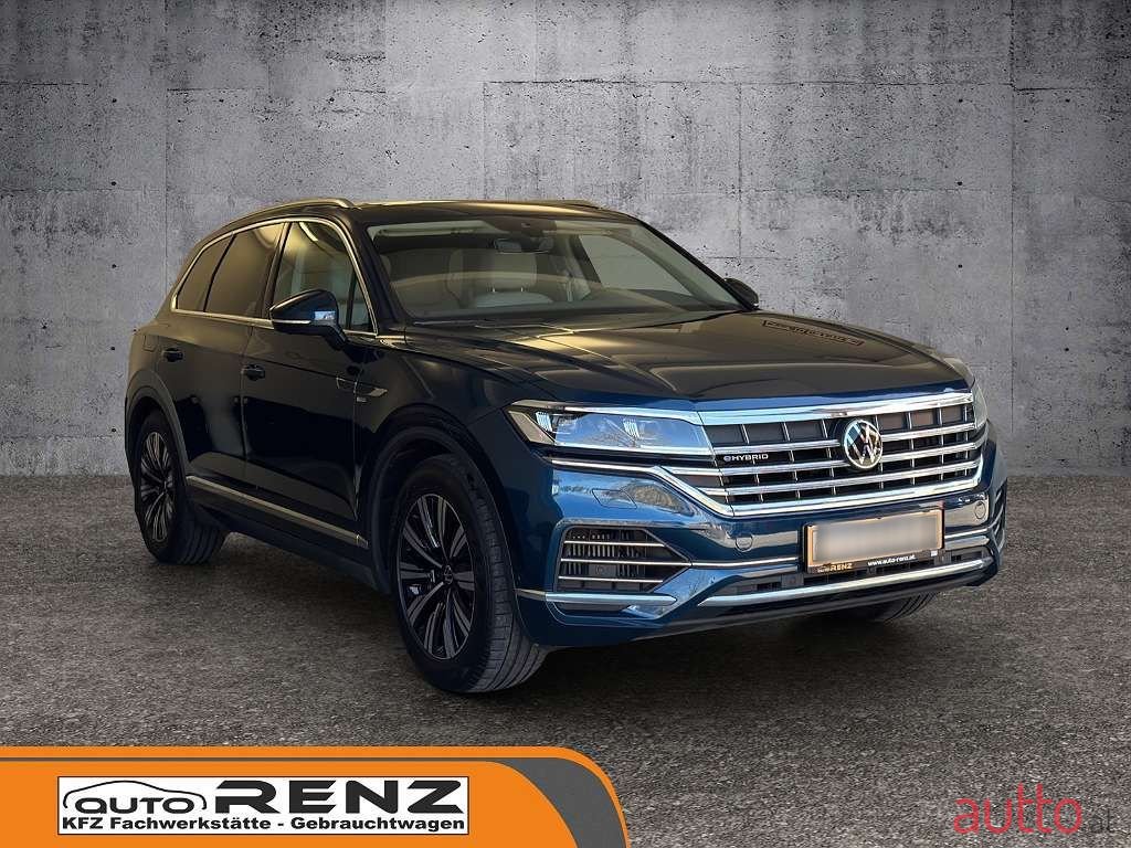 2022' Volkswagen Touareg photo #3