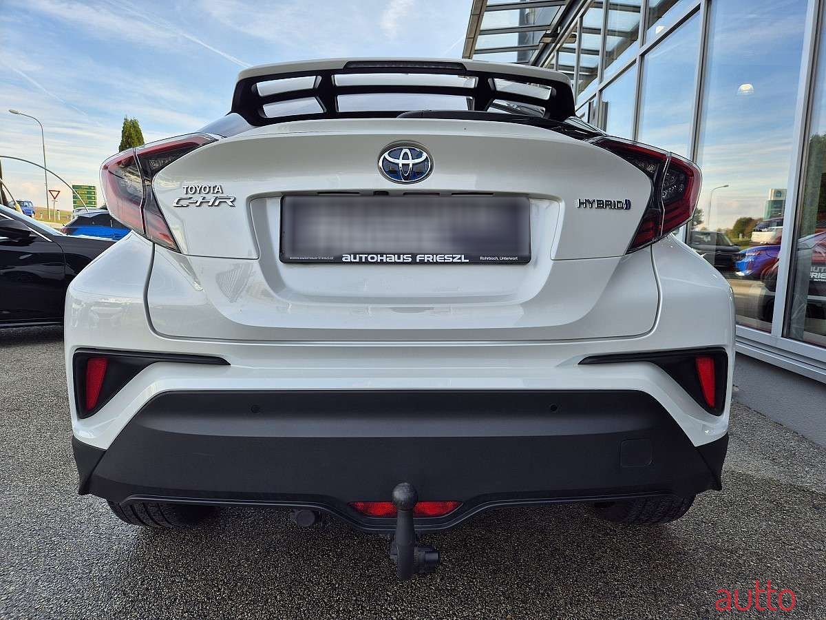 2017' Toyota C-HR photo #5