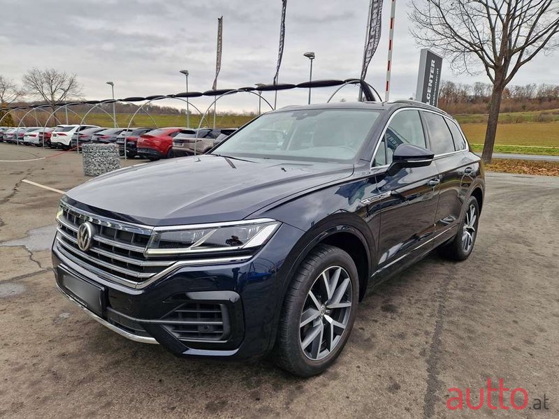 2019' Volkswagen Touareg photo #4